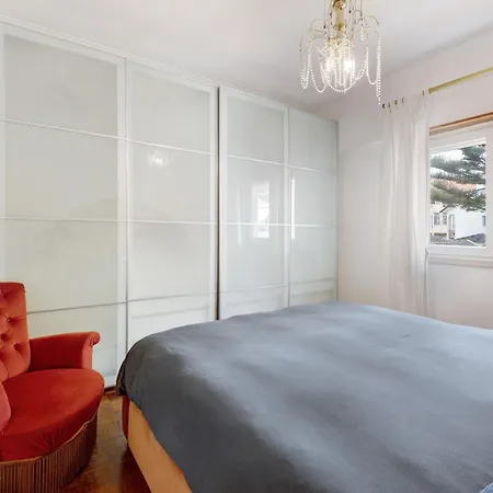 Holiday home Elegant Vintage House With Barbecue *