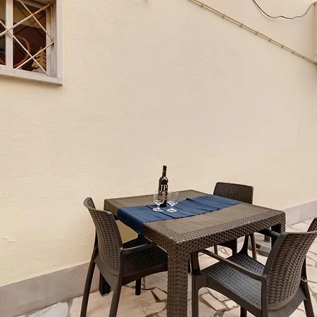 Elegant Vintage House With Barbecue *